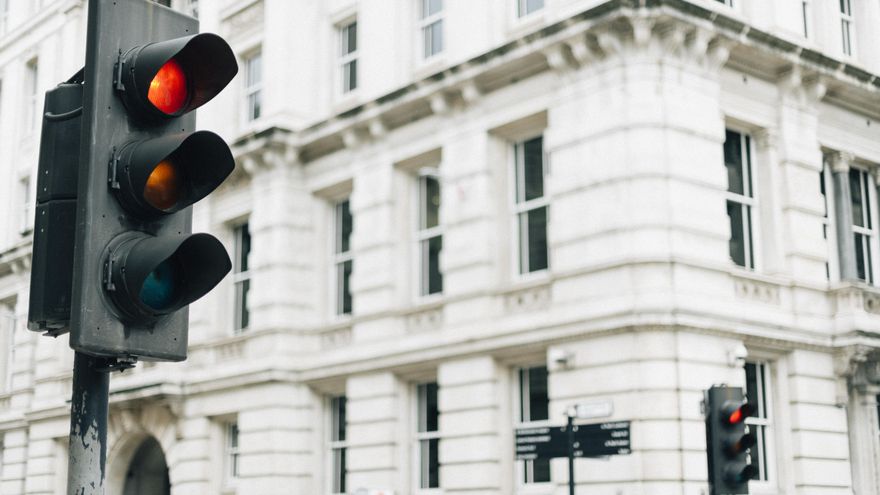 200 euros y 4 puntos: la sanción por saltarse un semáforo en rojo y cómo recurrirla