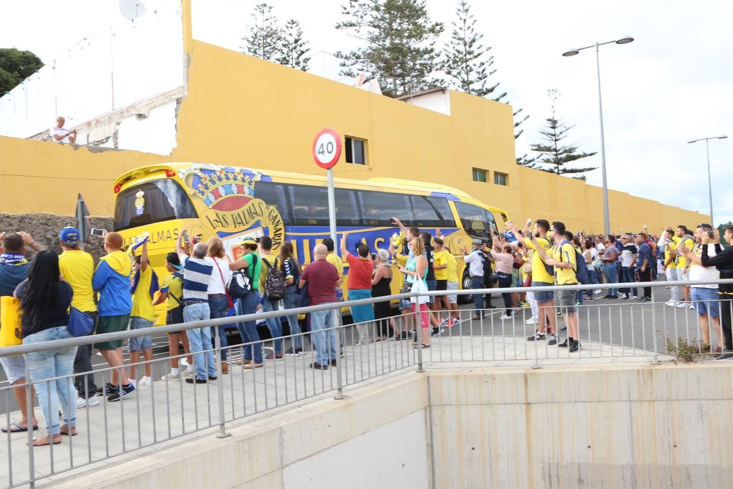 Llegada de la guagua de la UD Las Palmas. (ALEJANDRO RAMOS)