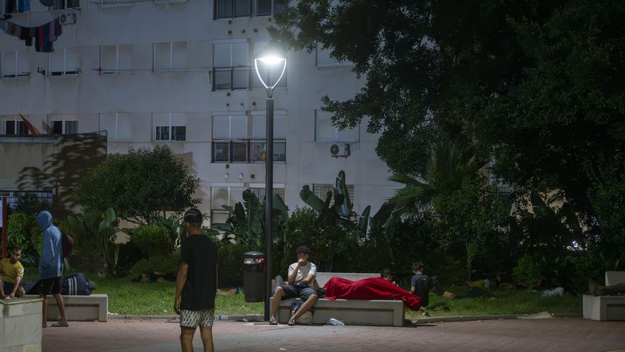 Decenas de migrantes que han pasado la frontera entre Ceuta y Marruecos pasan la noche en la calle, a 31 de julio de 2026, en Madrid (España). Numerosas personas seguían entrando en Ceuta desde Marruecos de forma incontrolada al caer la noche de este juev