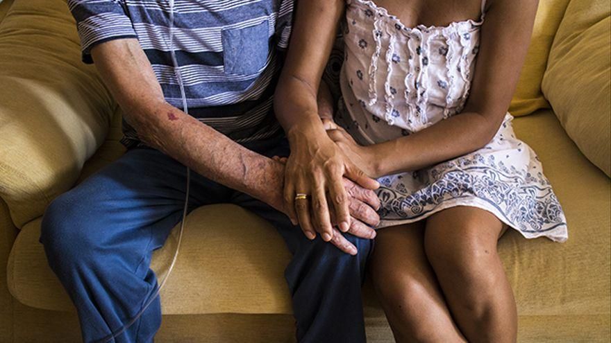 Los ancianos inmigrantes excluidos de la sanidad pública: "¿Cómo van a llamar a mi madre para vacunarla si no existe en el sistema?"