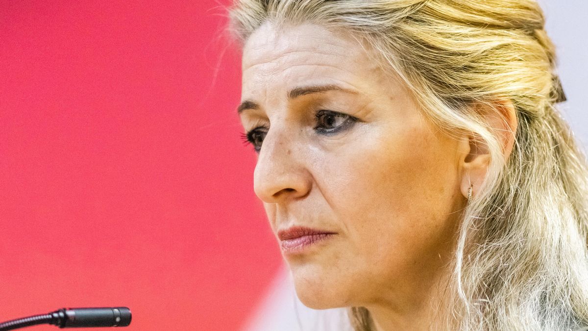 La vicepresidenta segunda y líder de Sumar, Yolanda Díaz, interviene durante un acto de campaña de Sumar, en la Facultad de Políticas de Santiago, a 15 de febrero de 2024, en Santiago de Compostela, A Coruña, Galicia (España).