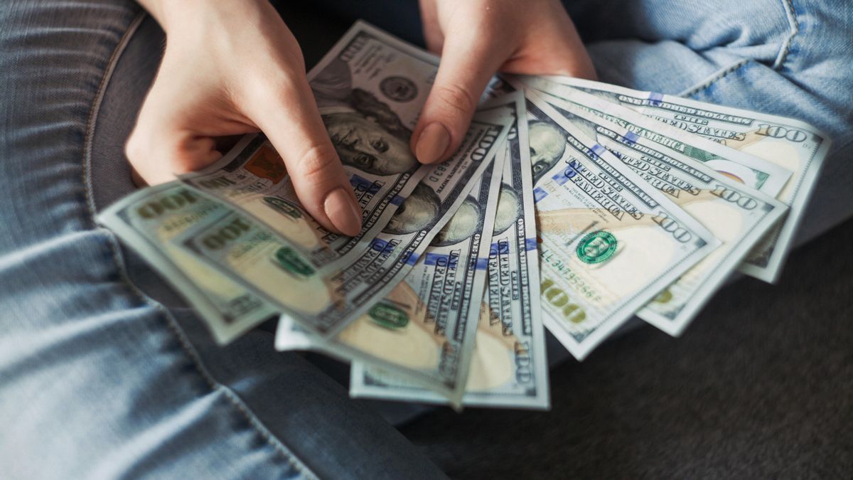 Los ahorros en dólares desaparecen para poder llegar a fin de mes.