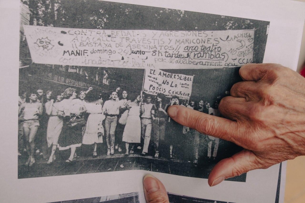 Tania Navarro muestra una foto en la que aparece a la cabeza de la histórica manifestación del Orgullo en Barcelona en julio de 1977