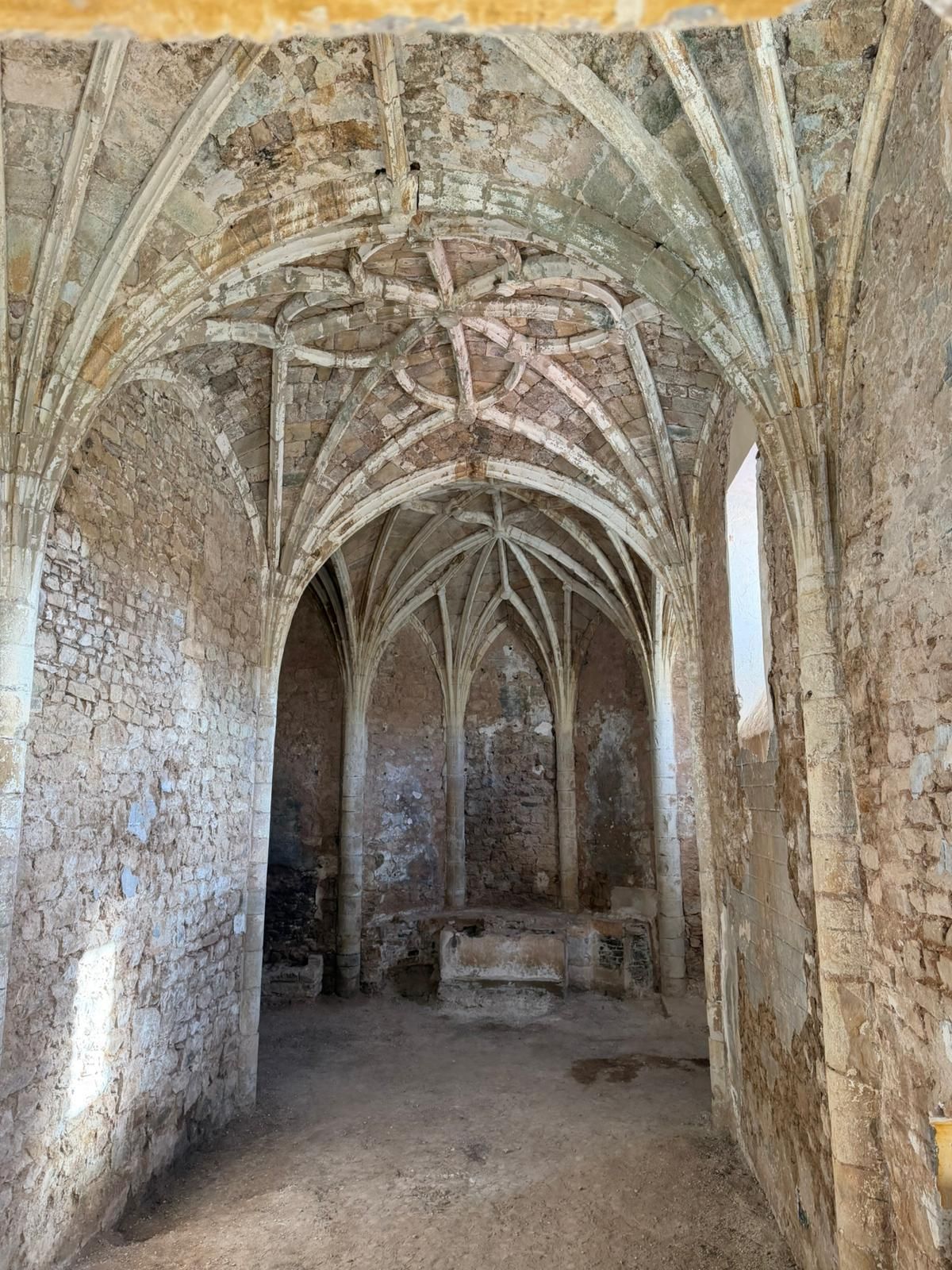 Interior de la iglesia de Luezas