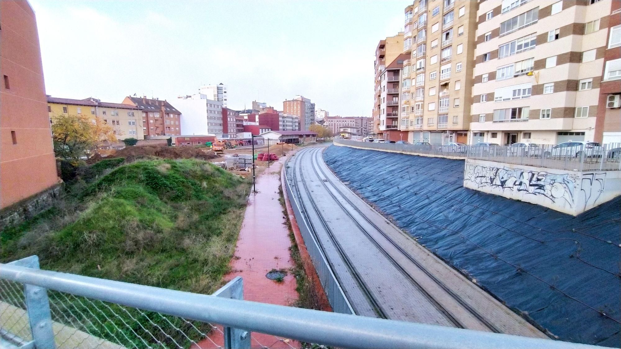 Vistazo de las obras de Feve al fondo desde el puente a Ramón y Cajal
