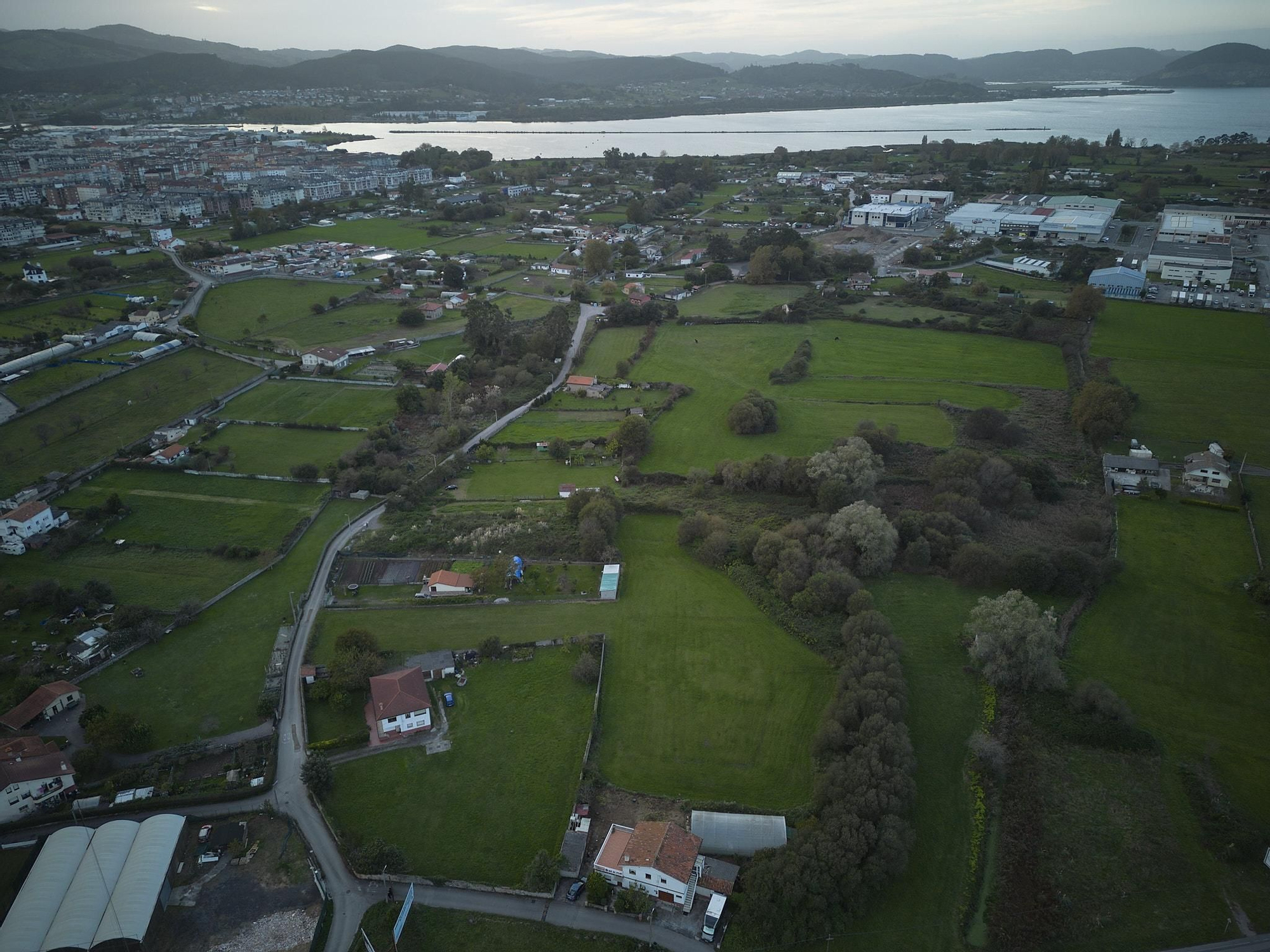 Imagen aérea de la zona afectada en la que se construiría el macropolígono industrial de Laredo.