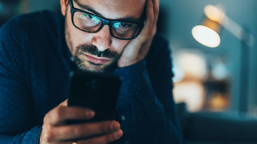 Seis hábitos cotidianos que pueden dañar tu vista explicados por un oftalmólogo