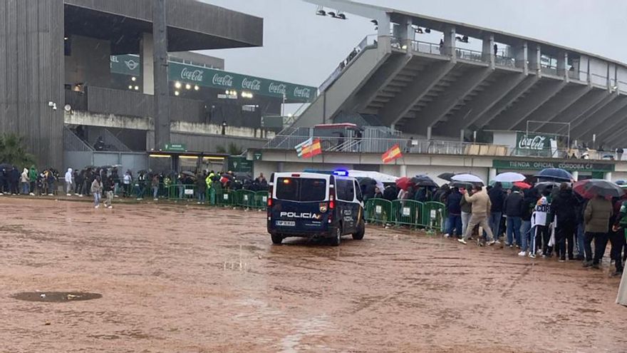La afición del Córdoba CF reclama el proyecto del Ayuntamiento para contrarrestar el barrizal del Arenal