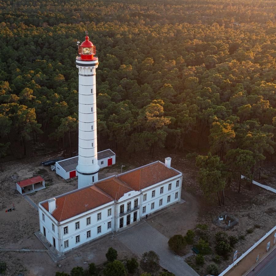 El imponente edificio se encuentra rodeado por el exuberante entorno natural de la Mata Nacional de las Dunas de Vila Real de Santo António, un bosque de pinos que protege la costa