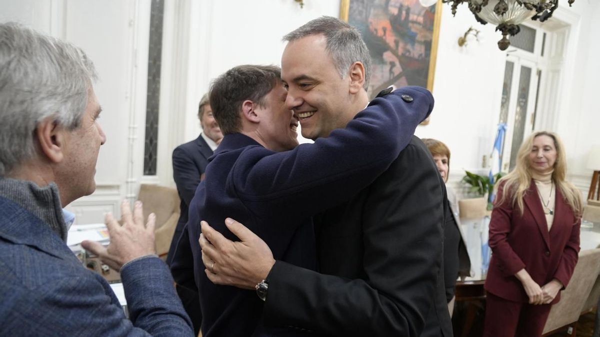 Manuel Adorni abraza a Santiago Caputo previo a dar su informe de gestión en el Congreso.