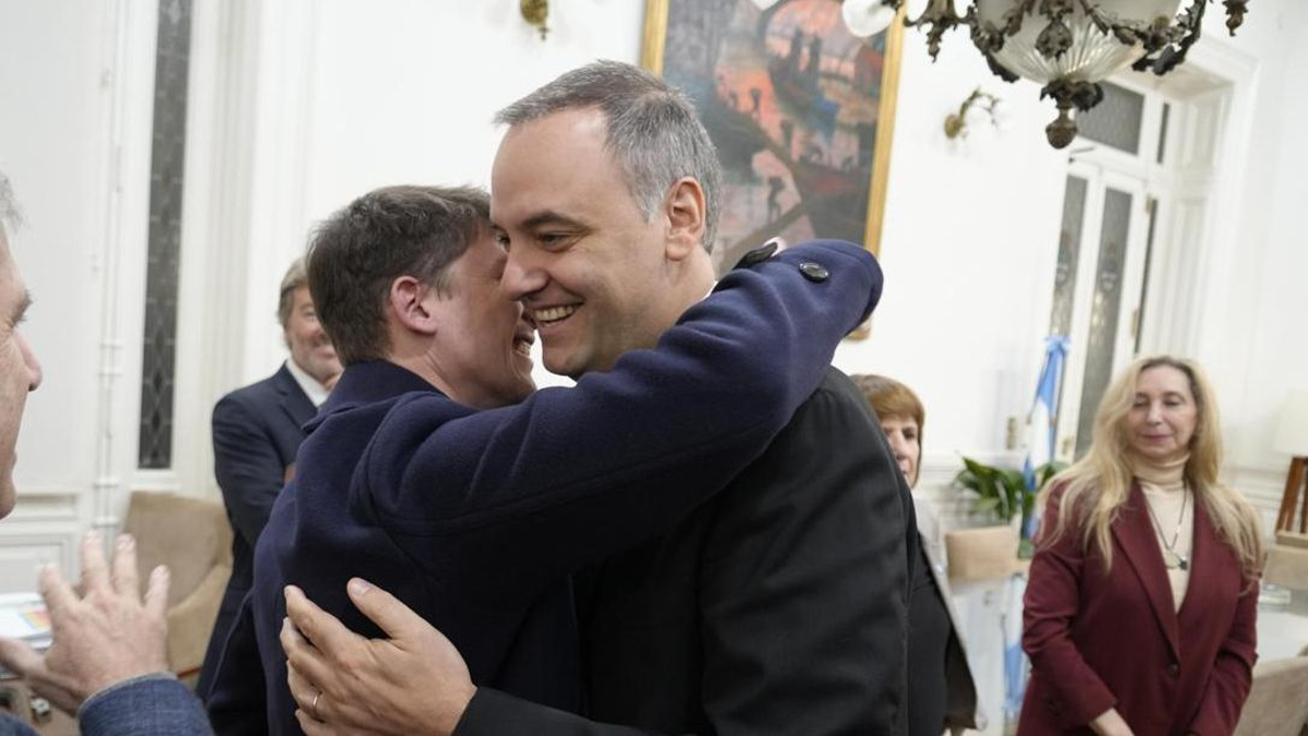 Manuel Adorni abraza a Santiago Caputo previo a dar su informe de gestión en el Congreso, el 29 de abril de 2026. Karina Milei observa.