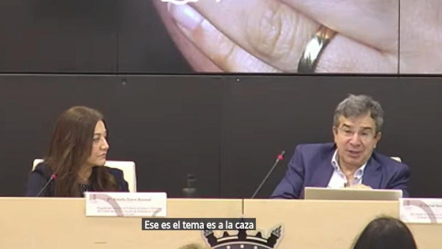 El juez que lleva el caso de agresión sexual contra el exDAO dice que las mujeres tienen "ventajas" en los tribunales