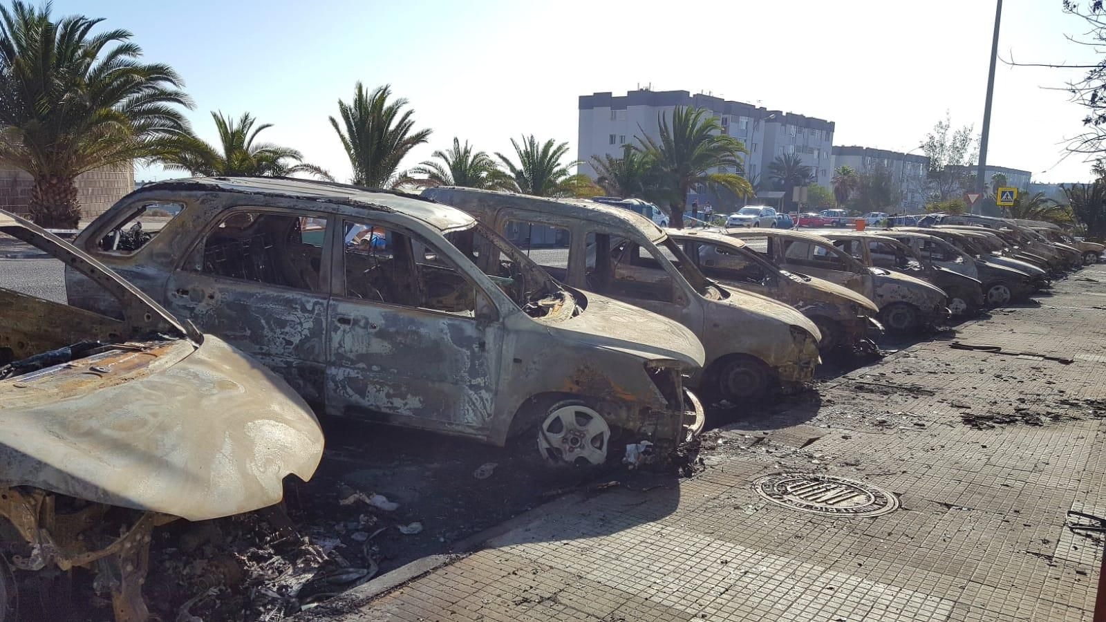 Vehículos calcinados en Jinámar