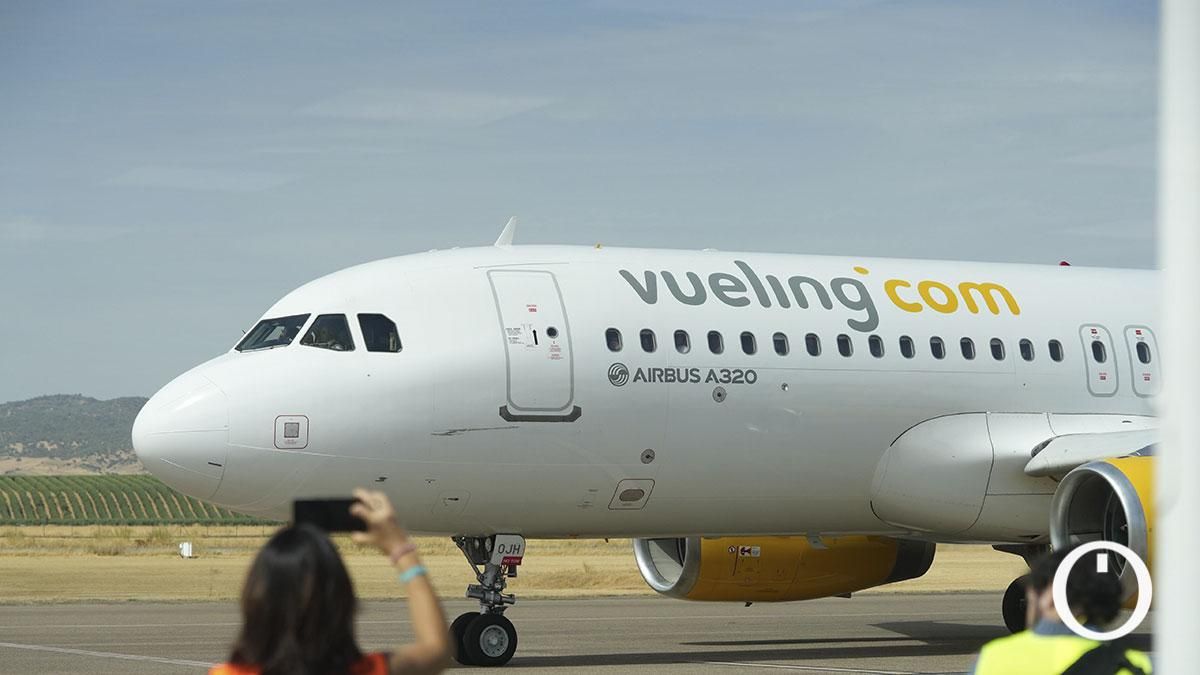 Llegada al aeropuerto de Córdoba del primer vuelo de Vueling desde Barcelona
