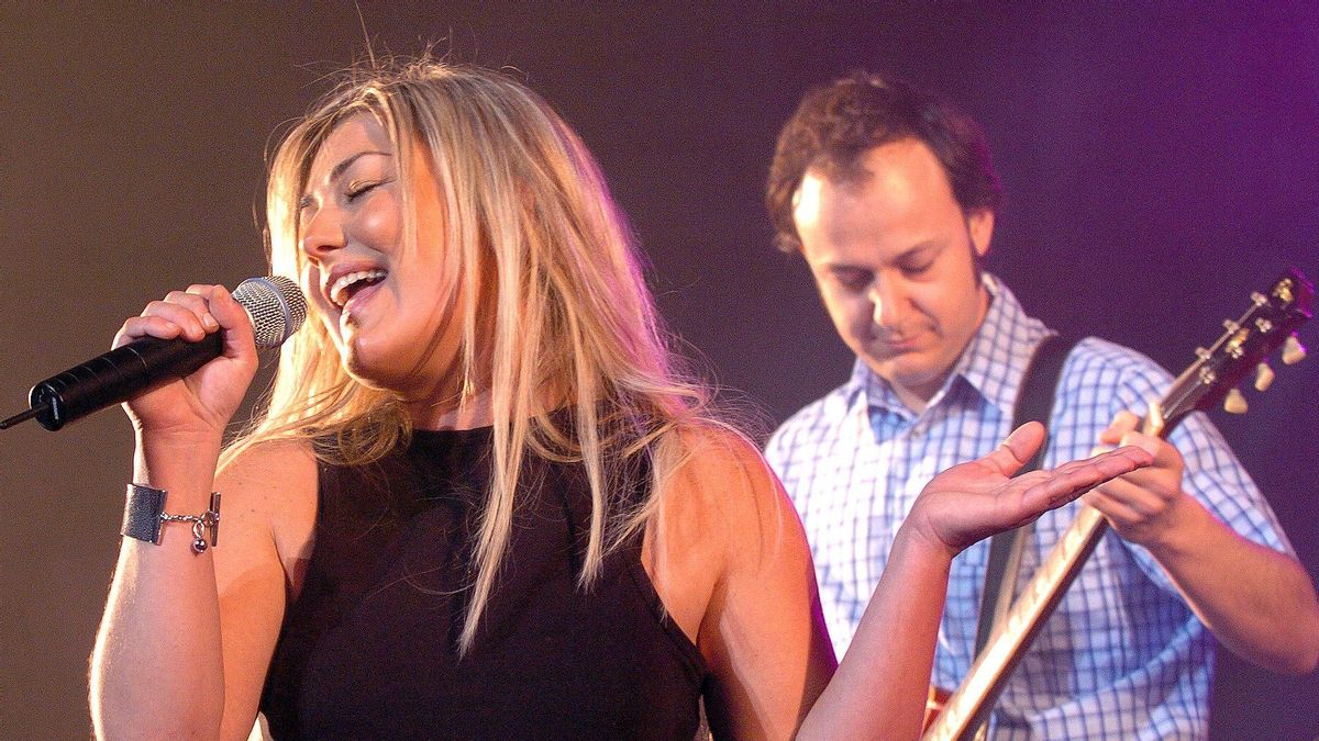 Amaia Montero, junto al guitarrista Pablo Benegas en un concierto de 2004