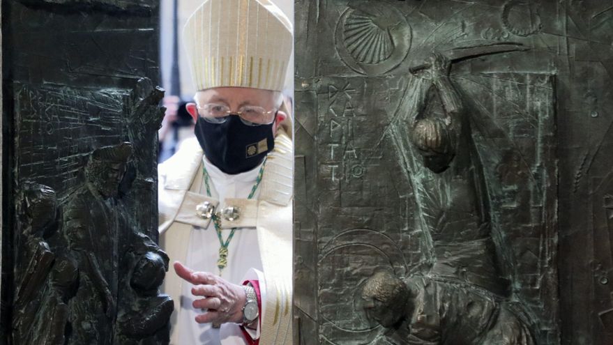 El arzobispo de Santiago Julián Barrio, abre la Puerta Santa de la catedral de Santiago para dar paso al Año Jubilar y al Xacobeo 21, en Santiago de Compostela. EFE/Xoan Rey