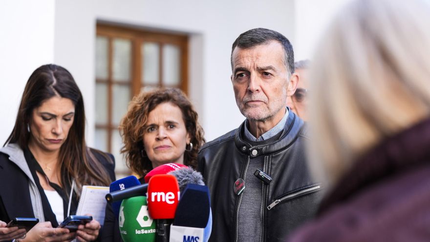 El coordinador federal de IU y candidato de Por Andalucía a la Presidencia de la Junta, Antonio Maíllo, atiende a los medios de comunicación  en el Parlamento de Andalucía, a 17 de marzo de 2026 en Sevilla (Andalucía, España).