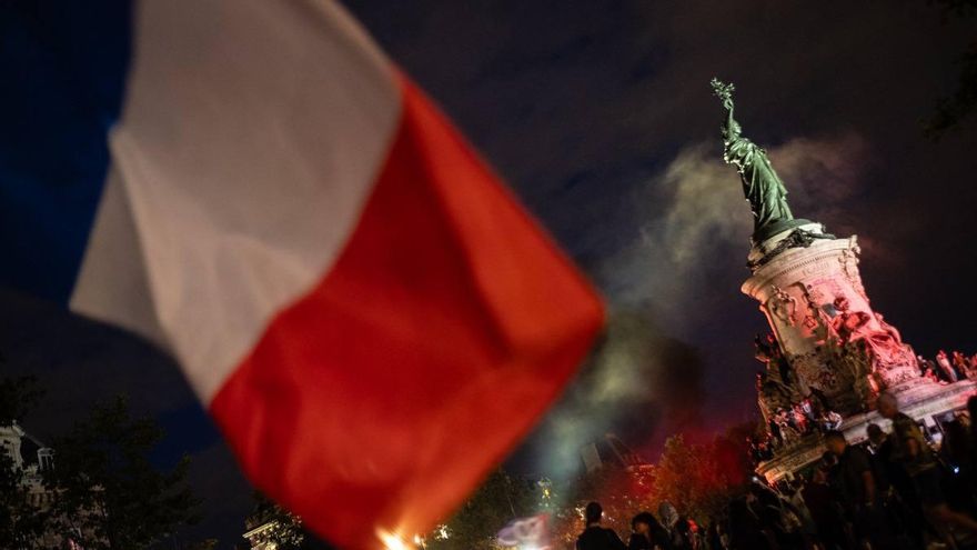 Miles de personas celebran en París la victoria de la izquierda: "Teníamos mucho miedo, pero el combate no ha terminado"