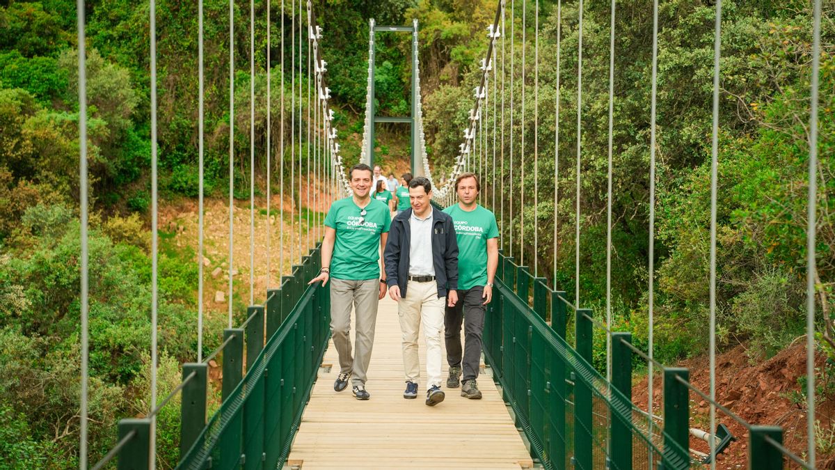 Juanma Moreno recorre el sendero de la fase 3 del Cinturón Verde de Córdoba junto a representantes del PP andaluz