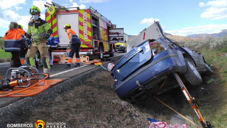 Bomberos de la DPH en el lugar del accidente ocurrido este domingo en la N-230 en Arén (Huesca).
