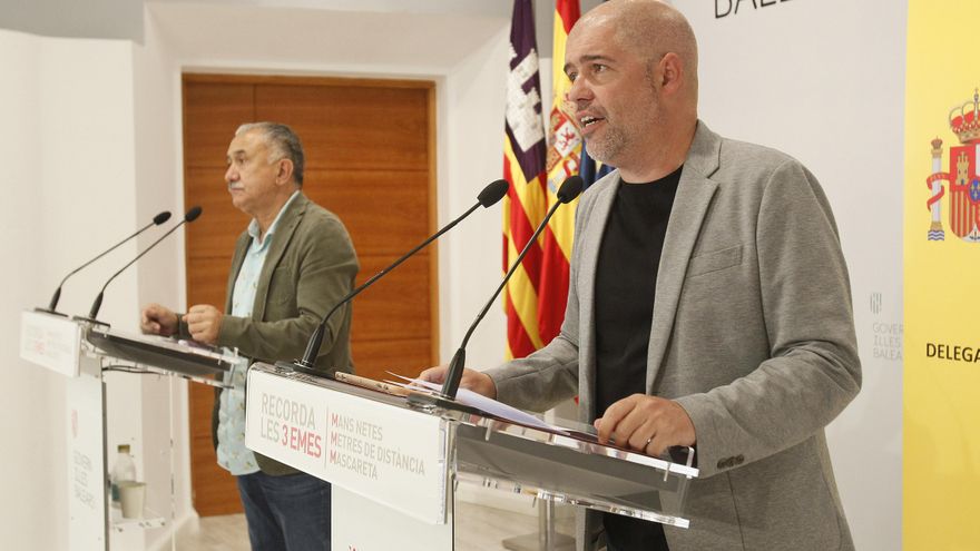 (I-D) El secretario general de UGT y el de CCOO, Pepe Álvarez y Unai Sordo, ofrecen declaraciones a los medios de comunicación tras la celebración de la Mesa de diálogo social en la sede de la Presidencia del Govern balear, en Palma de Mallorca, Islas Bal