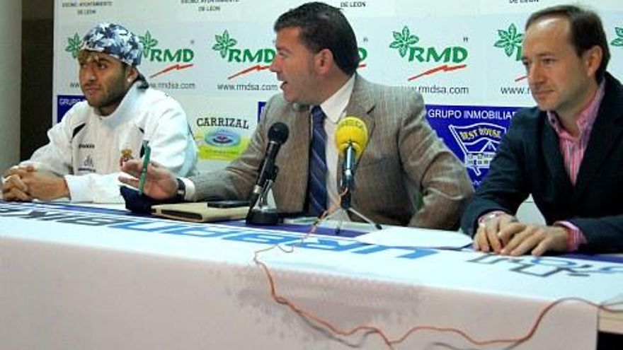 Javier Baena en el centro, junto a Henrique y Javier Fuentes.