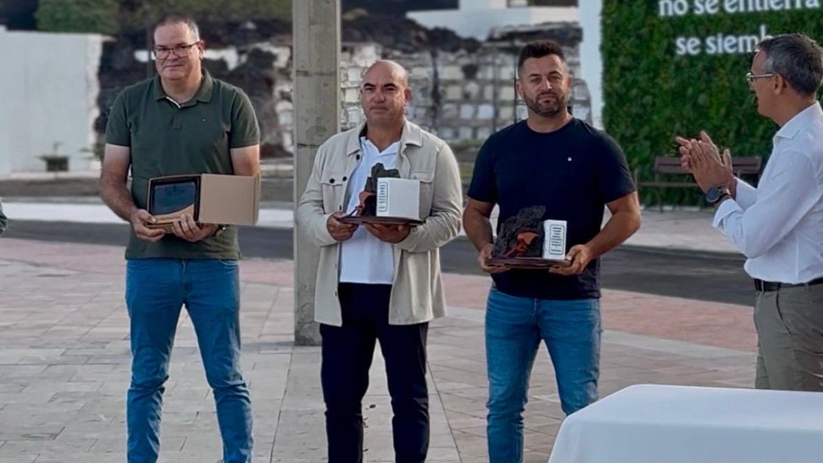 Los Llanos reconoce a Óscar Díaz, Adolfo Pais y Abel Pérez por su trabajo en los nichos recuperados del cementerio de Las Manchas