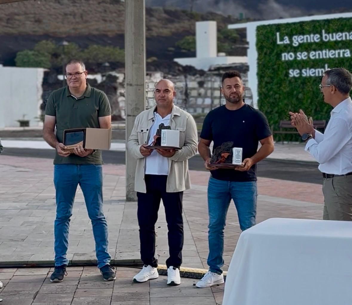 Los Llanos reconoce a Óscar Díaz, Adolfo Pais y Abel Pérez por su trabajo en los nichos recuperados del cementerio de Las Manchas.