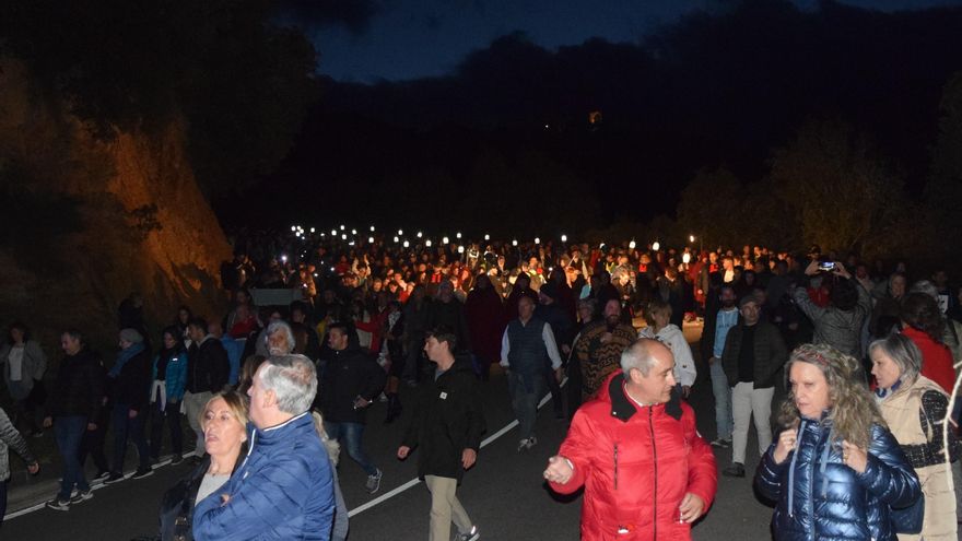 El público acompaña a Ara Malikian desde el monasterio de Santo Toribio hasta Potes.