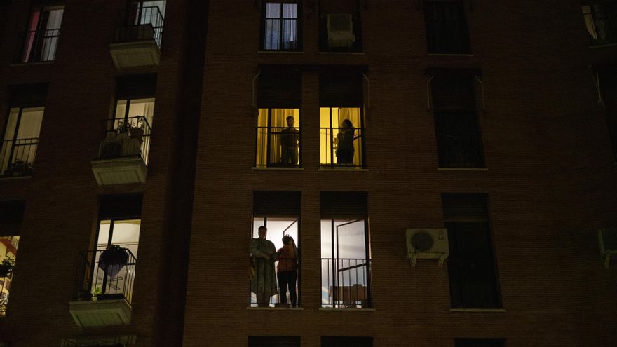 A los aplausos por el 8M se han sumado las caceroladas de apoyo por todos los barrios de la ciudad