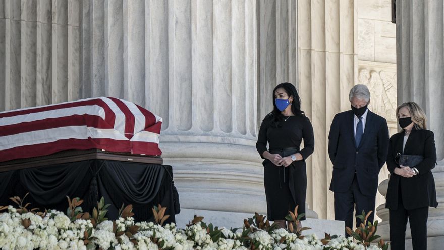 El expresidente estadounidense Bill Clinton (C) y la excandidata presidencial Hillary Clinton (R) rinden homenaje a Ruth Bader Ginsburg.