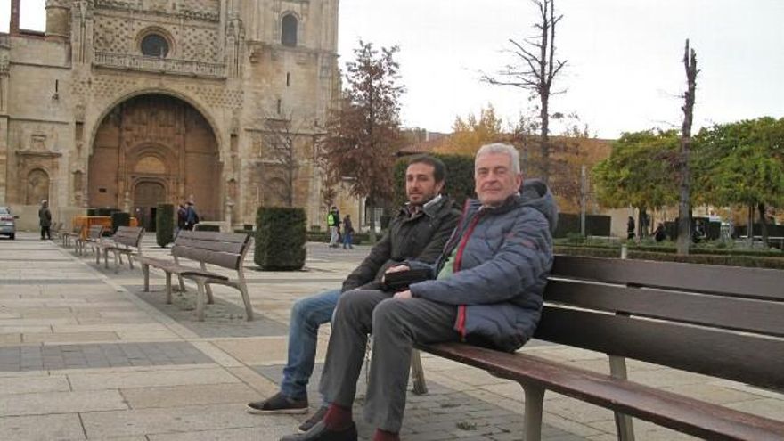 José Manuel Suárez, responsable de la Delegación de Deportes de Montaña de León, (izq.) junto a su antecesor José Buzzi (dch.).