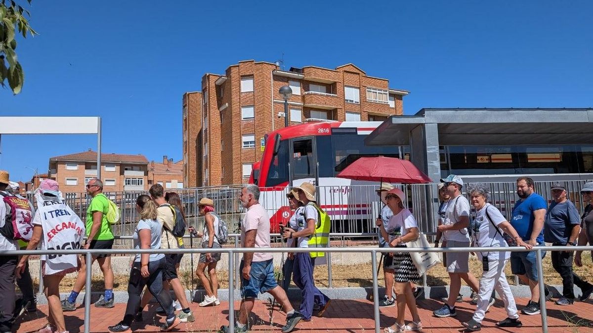 Manifestación en León por la llegada del tren de Feve al centro de la ciudad