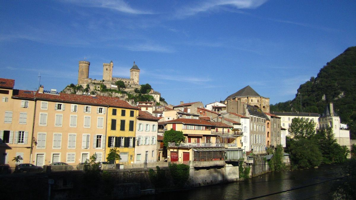 El Castillo emerge tras los tejados de Foix.
