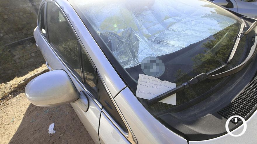 Coches afectados por el vandalismo junto a la Puerta Sevilla