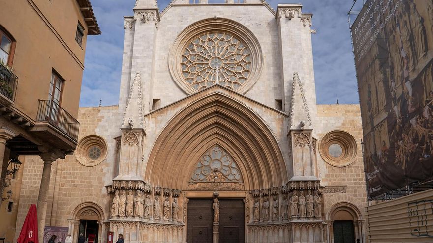 Es la catedral más grande de Catalunya y sus orígenes se remontan a un templo romano dedicado al emperador Augusto