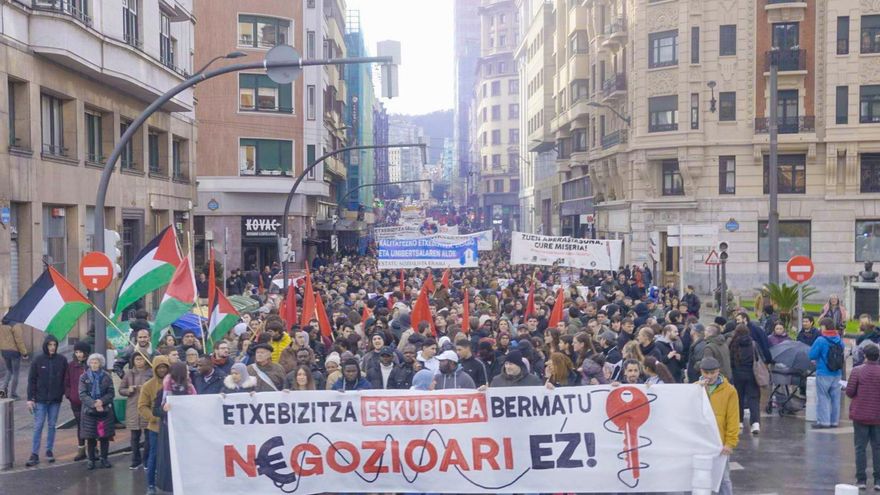Miles de personas se manifiestan en Bilbao para "reivindicar el derecho universal a la vivienda"