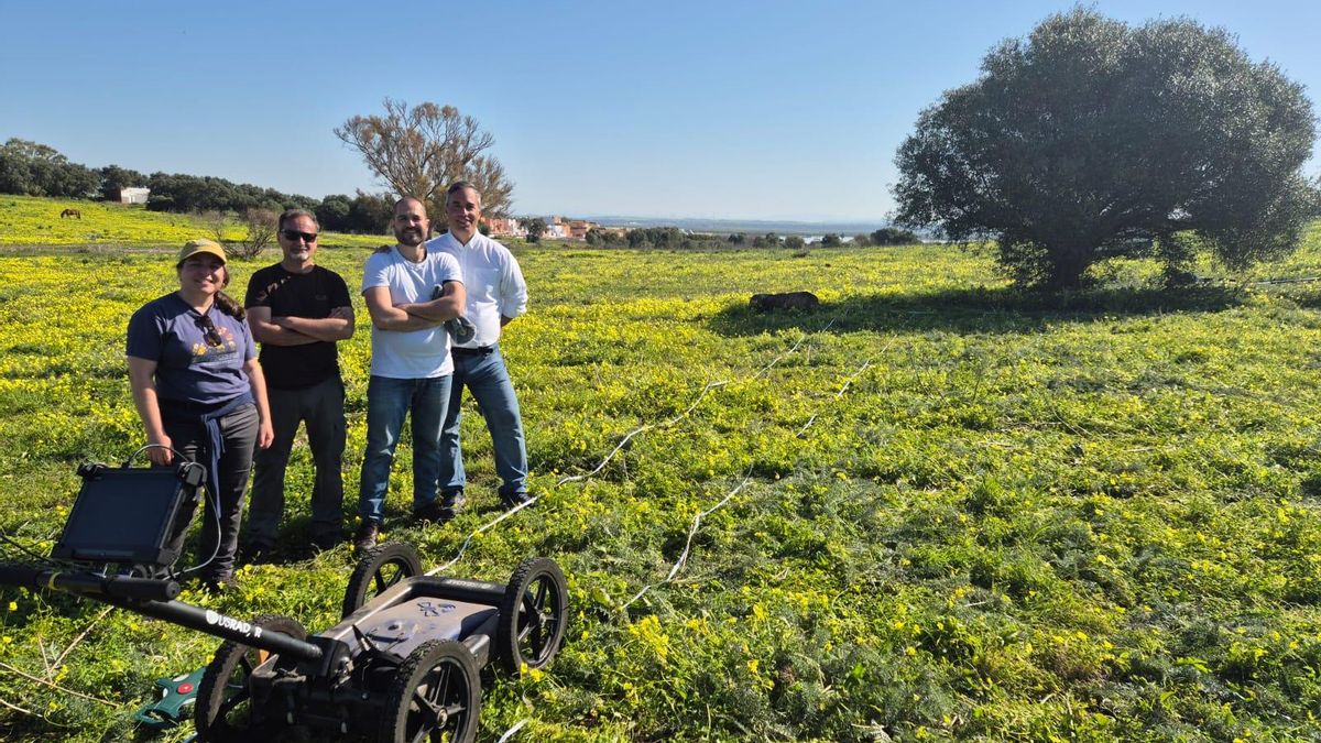 Monterroso (primero por la derecha), en la zona donde se realizan las prospecciones, junto a Santiago Rodero, Massimo Gasparini y Lucía Bermejo.