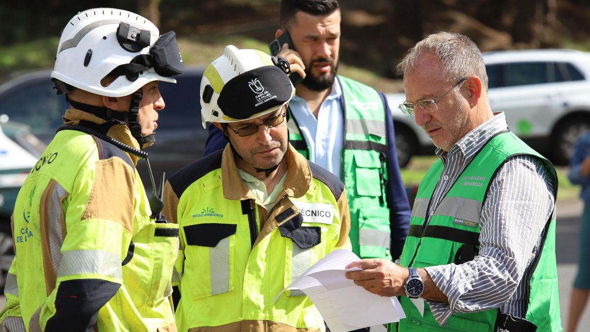 En la imagen, el presidente del Cabildo de La Palma, Sergio Rodríguez (d), coordina las labores de refresco y extinción de los puntos calientes restantes del incendio. EFE/ Luis G Morera