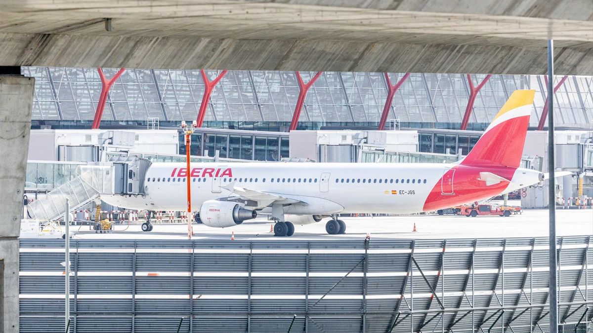 Un avión de Iberia en el Aeropuerto Adolfo Suárez Madrid-Barajas, a 2 de marzo de 2026, en Madrid (España).