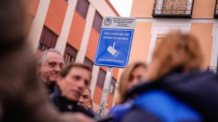 Almeida multiplica la videovigilancia en Madrid y coloca 281 nuevas cámaras en barrios que votan a la izquierda