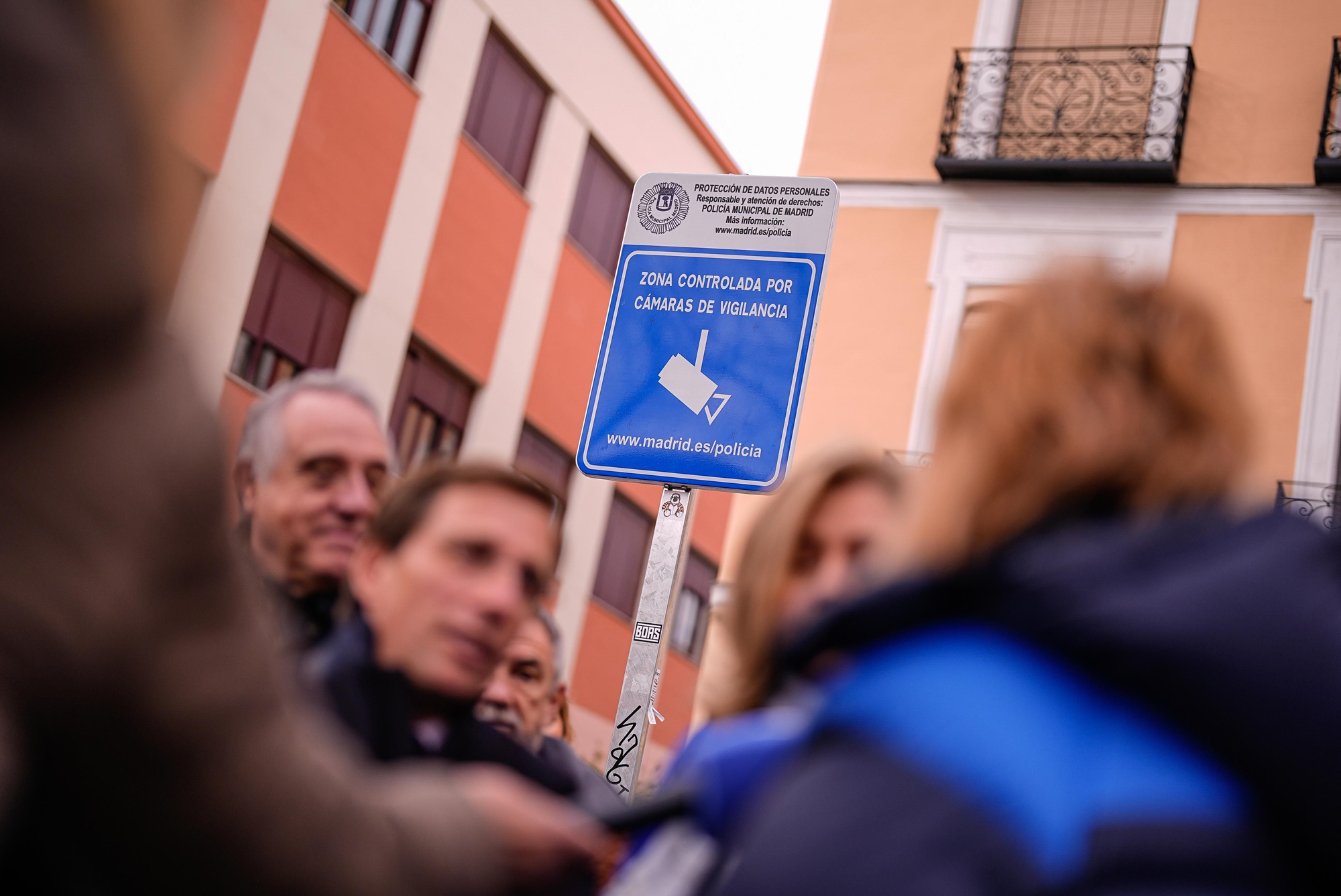 Almeida "inaugura" las cámaras de vigilancia en el Dos de Mayo