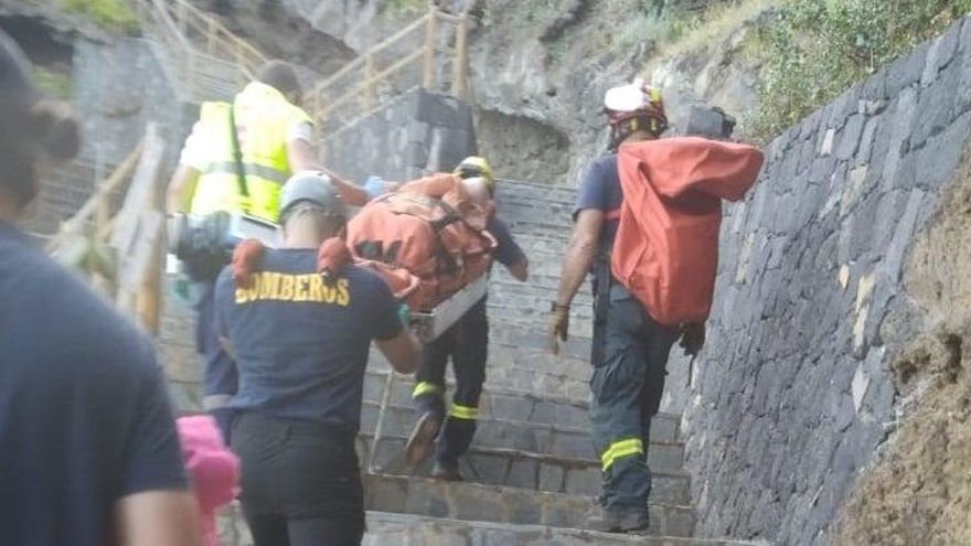 Auxilian a una persona con lesiones en la playa de Puerto Trigo
