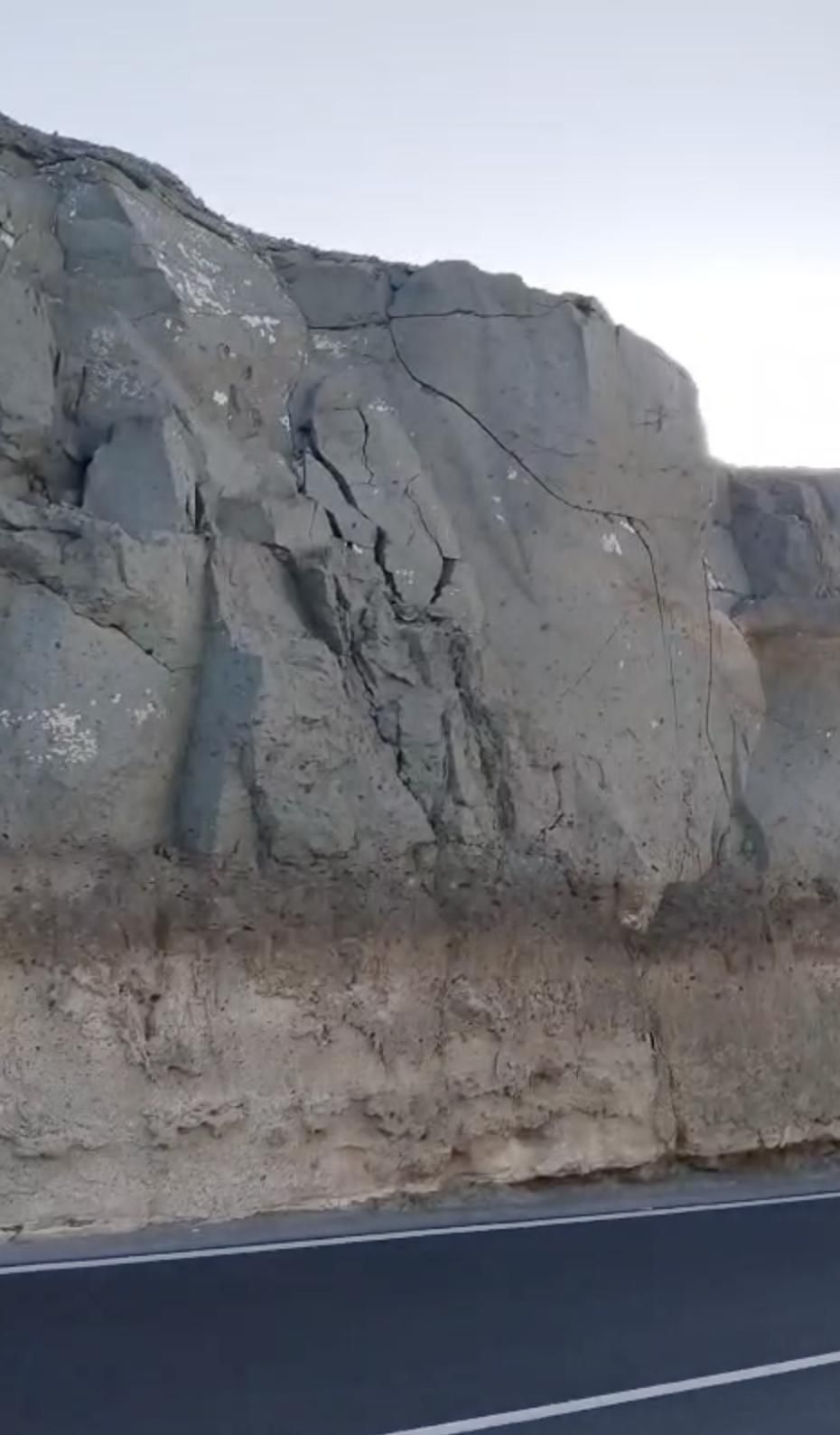 Roca fracturada sobre la carretera GC-500 en Mogán.