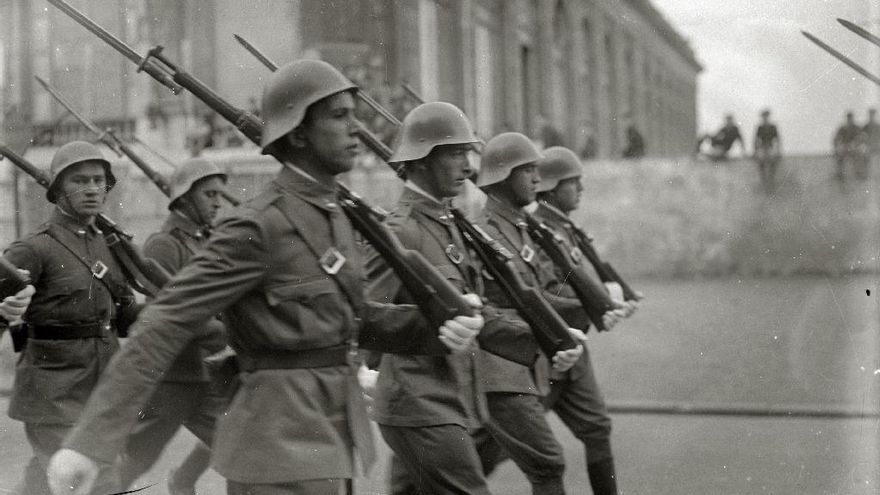Desfile militar delante del Gran Kursaal en 1935