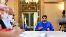 Fotografía cedida por Prensa Miraflores donde se observa al presidente de Venezuela, Nicolás Maduro, sostener una reunión con miembros de su gabinete hoy lunes en Caracas (Venezuela).