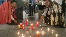 Varios ciudadanos participan en una acción de calle contra la pobreza energética.