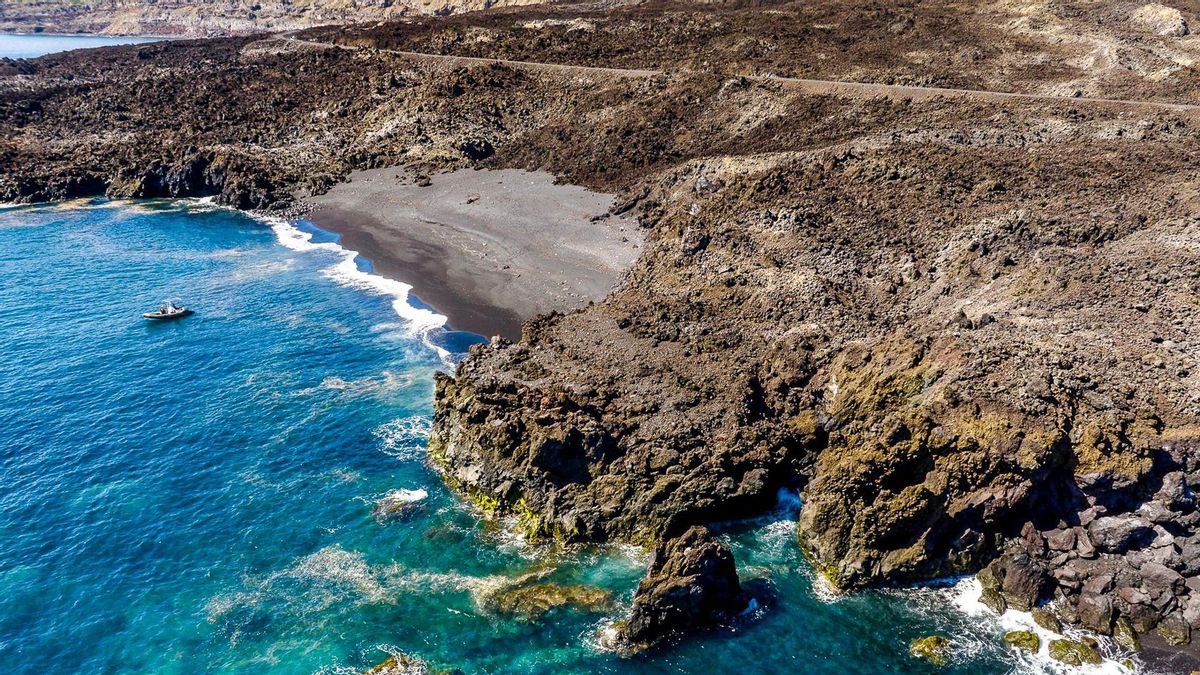 Fajanas creadas por la lava  del Tajogaite en la costa de  Tazacorte.