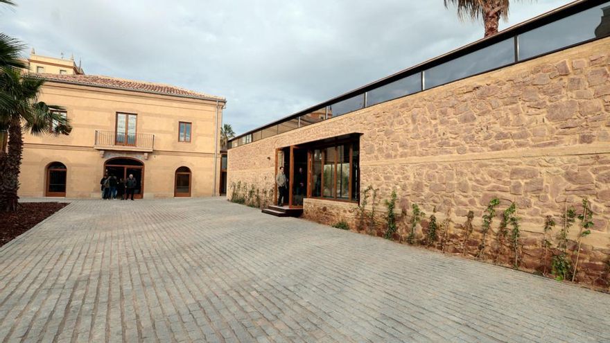 Catalá asume el proyecto impulsado por Ribó del Museu de la Mar en la rehabilitada Casa dels Bous