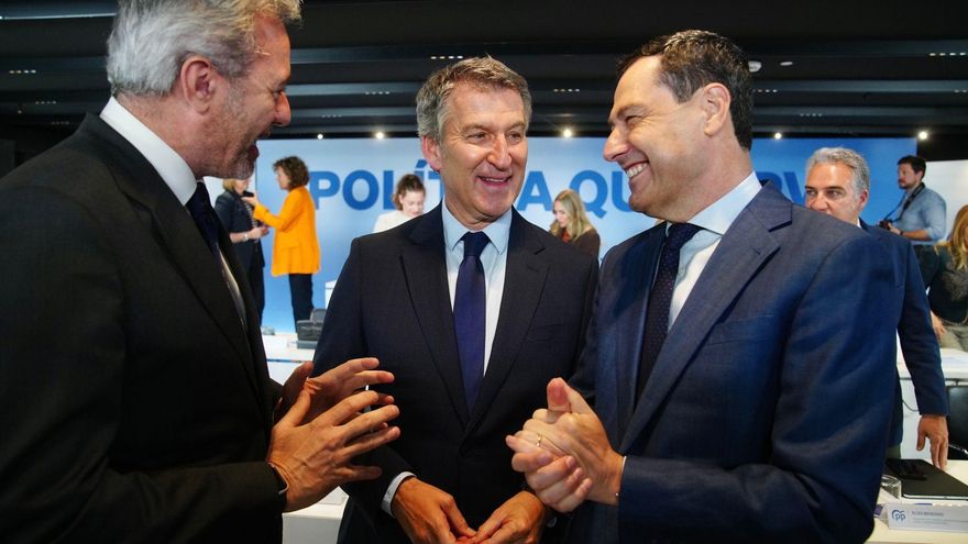 Alberto Núñez Feijóo (c.) y Juanma Moreno (d.), este lunes en Madrid